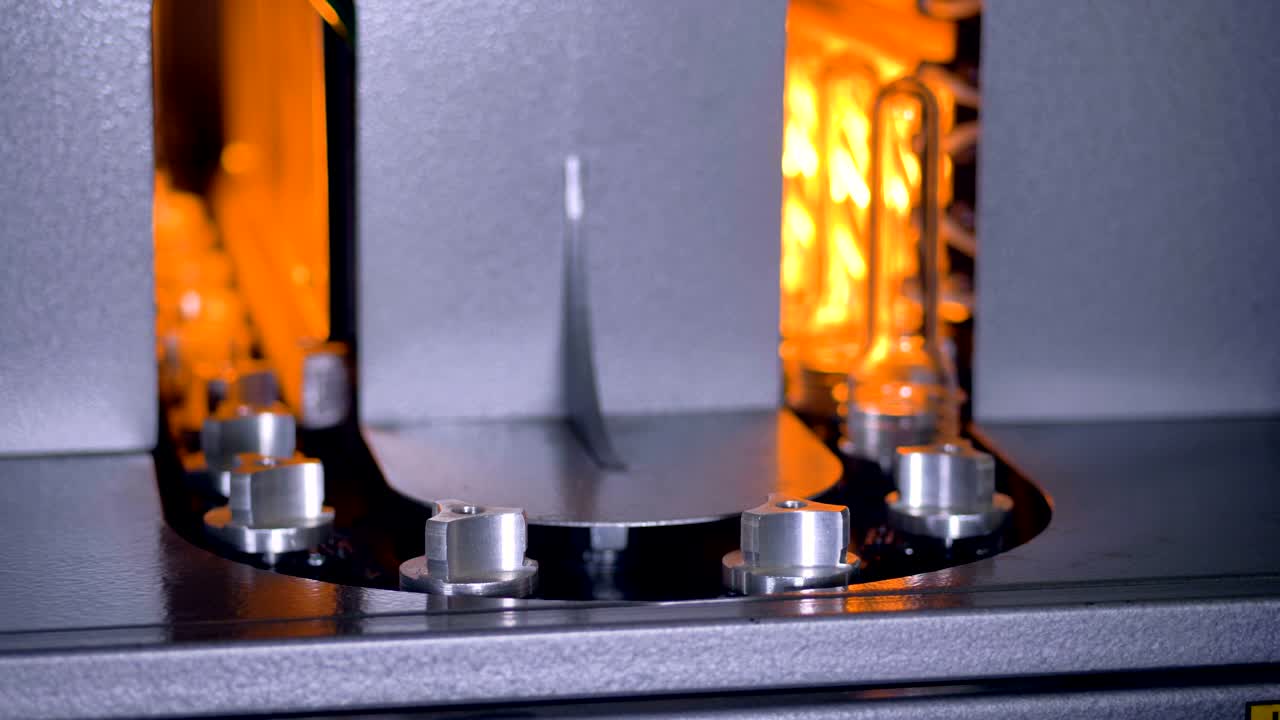 끊임없이 움직이는 플라스틱 선형 라인입니다.