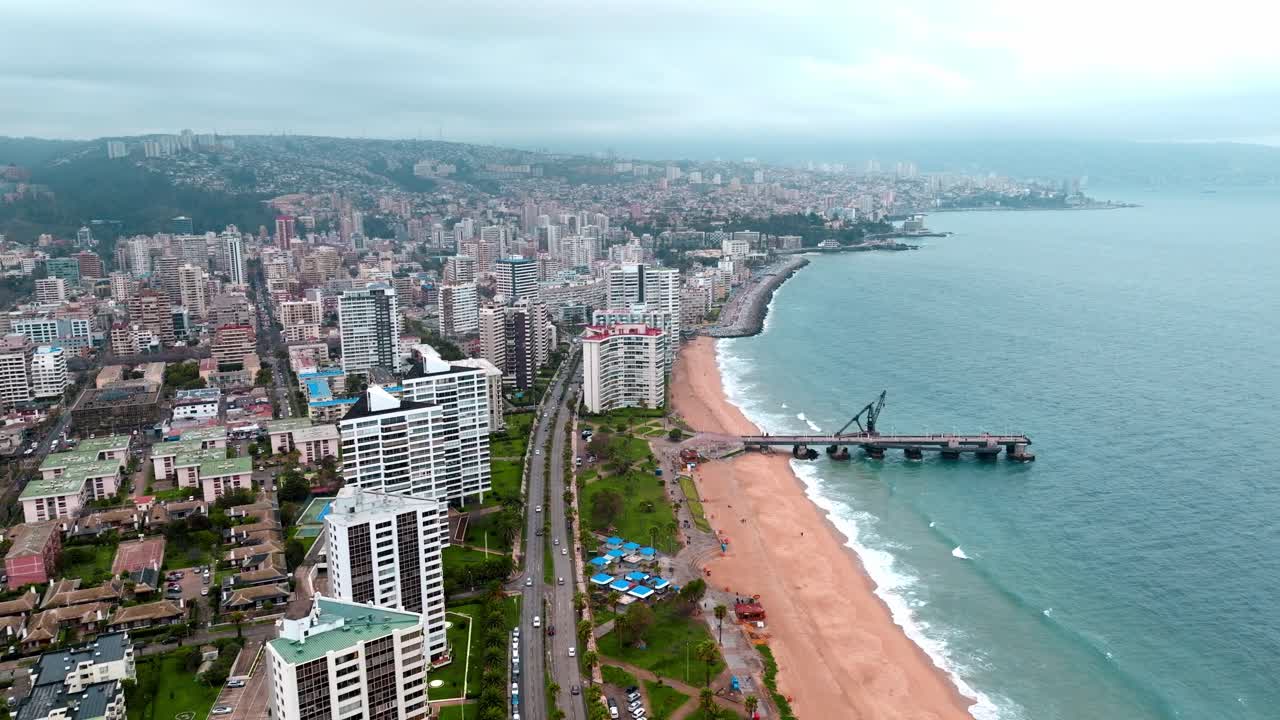 dolly en vista aérea de playa el sol y muelle vergara en viña del mar, chile