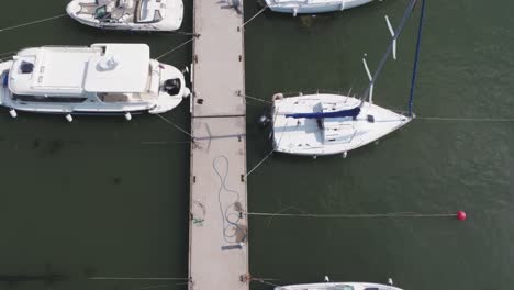 barcos en el puerto deportivo