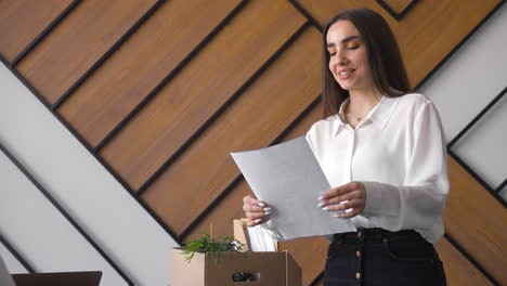 una mujer muy feliz está entregando una carta de renuncia a su jefe