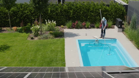 los paneles de una central solar doméstica son visibles en primer plano. vista desde arriba