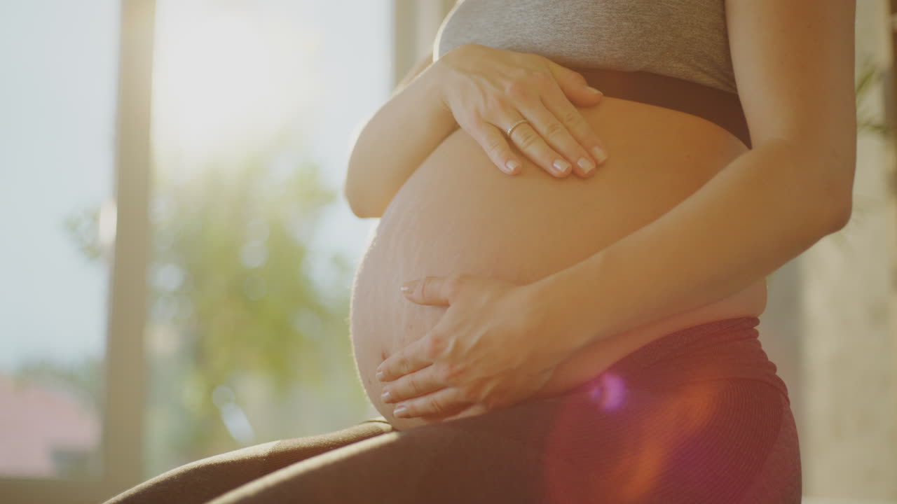 Mujer embarazada tocándose el vientre