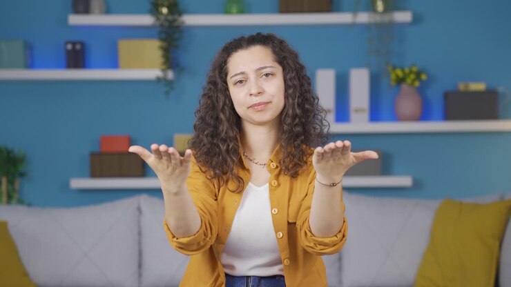 Giovane donna che si arrabbia con la telecamera