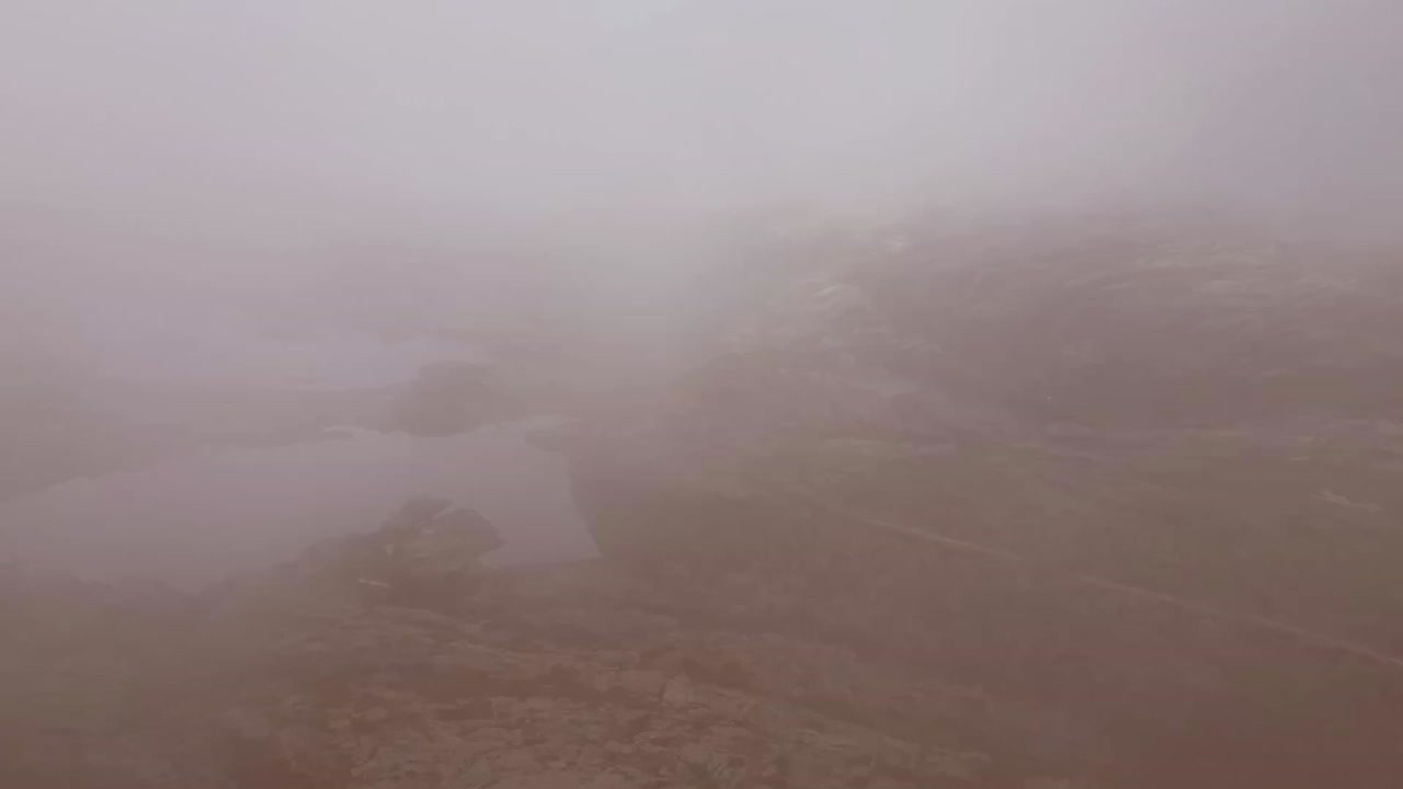 포르투갈 의 세라 데 에스트라 산 의 가장 높은 지점 을  ⁇ 처 한 타임  ⁇ 스 비디오 는 구름 의 역동적 인 움직임 과 소형 호수 의 형성 을 보여준다