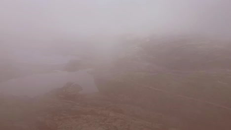un video de lapso de tiempo que captura el punto más alto de serra de estrela en portugal, mostrando el movimiento dinámico de las nubes y la formación de lagos en miniatura