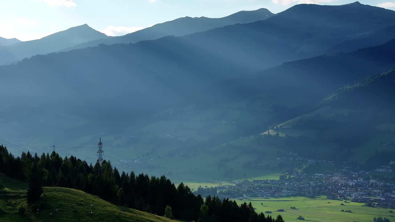 아래 계곡 에 있는 주거 건물 들, 위 에 있는 산 들 과 나무 들