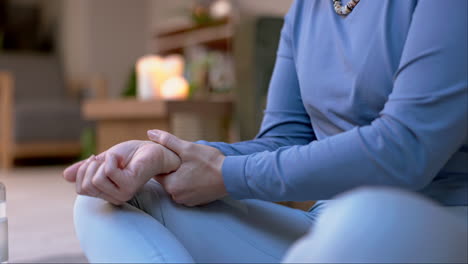 dolor en la muñeca, el yoga o las manos de la mujer con lesión