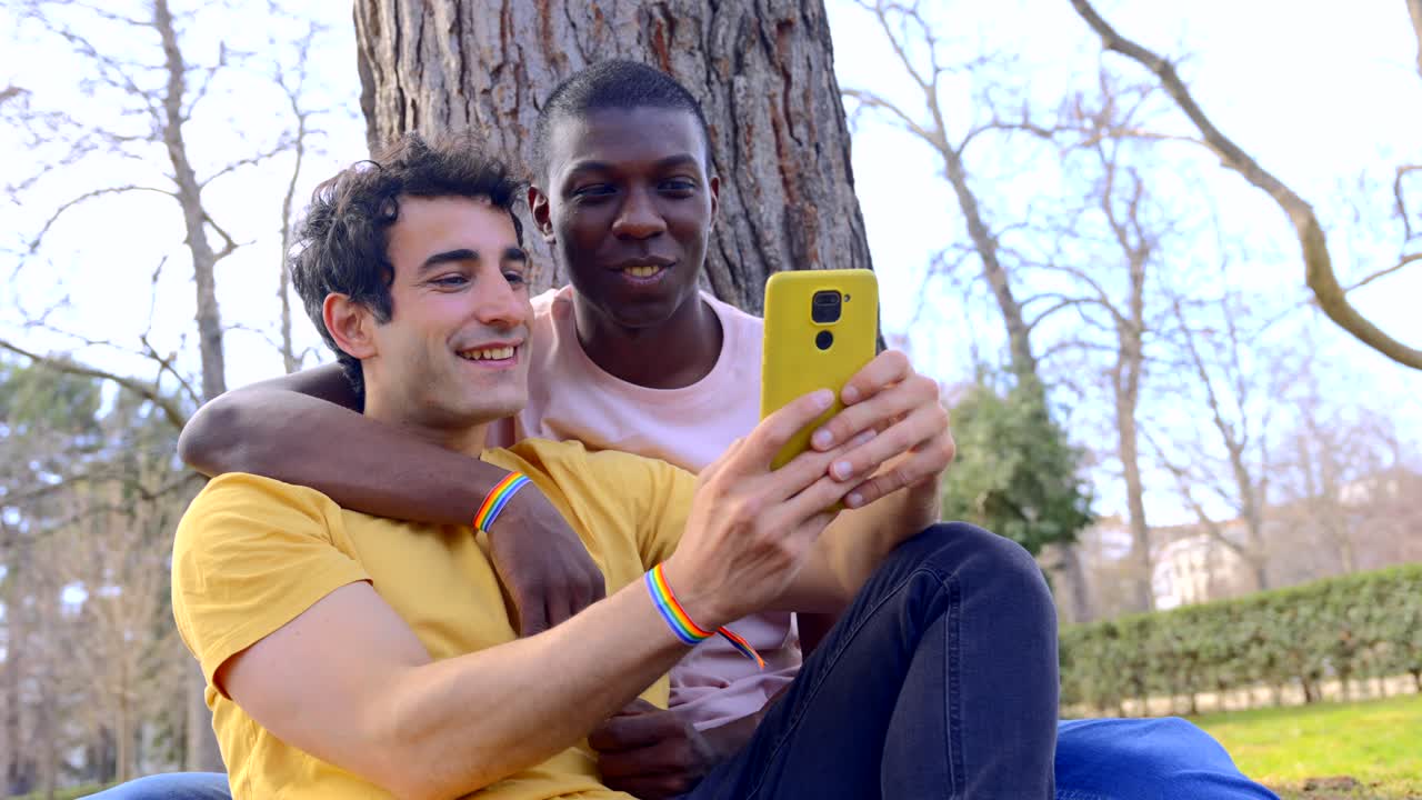 Coppia gay che scatta un selfie in un parco