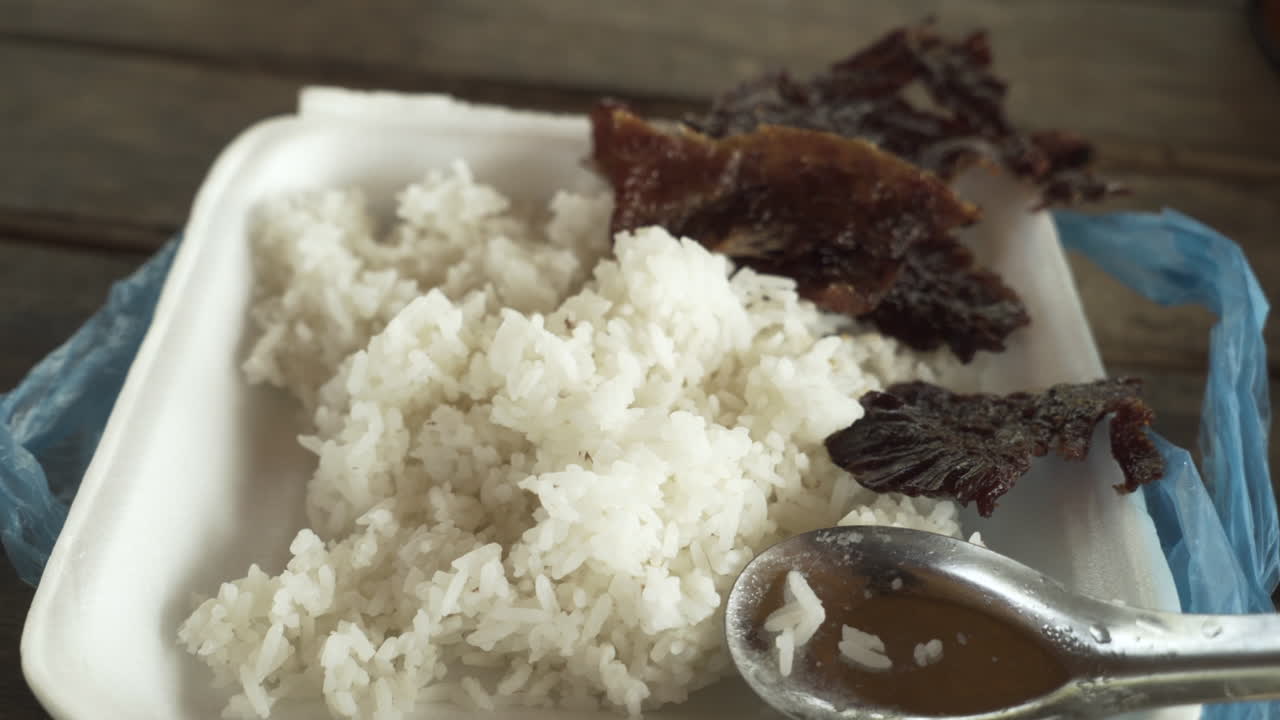 primer plano de comida tradicional asiática con arroz y carne seca