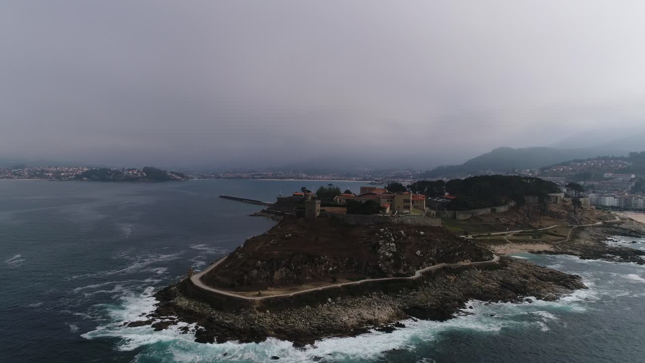 Veduta aerea della città costiera spagnola di Baiona