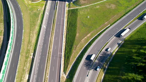 Toma-Aérea-De-Arriba-Hacia-Abajo-Del-Tráfico-En-Autopistas-Y-Cruces-De-Carreteras-Con-Puentes-En-Un-Día-Soleado-En-Polonia