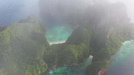 vista aérea de 4k de la bahía maya, isla phi phi