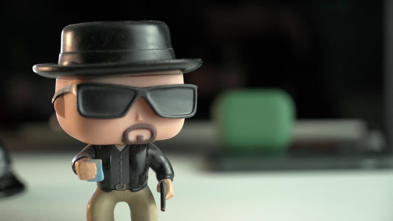 Heisenberg POP på et skrivebord.