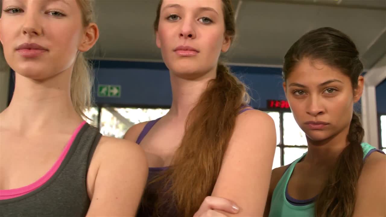 체육관 에서 카메라 를 보고 있는 피트 그룹