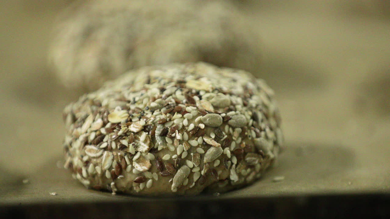 гамбургерное тесто для выпечки - вкусное гамбургерное тесто с добавлением семян, овса и цельного зерна - избирательное внимание