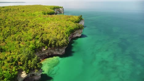 Aerial-Coast-of-Sandstone-Rock-Cliffs,-Pictured-Rocks-Natinal-Lakeshore,-Munising,-Michigan