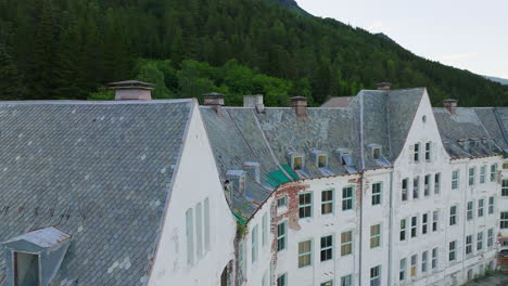 Verfallenes-Altes-Sanatorium-In-Lyster,-Berüchtigt-Für-Die-Geisterjagd