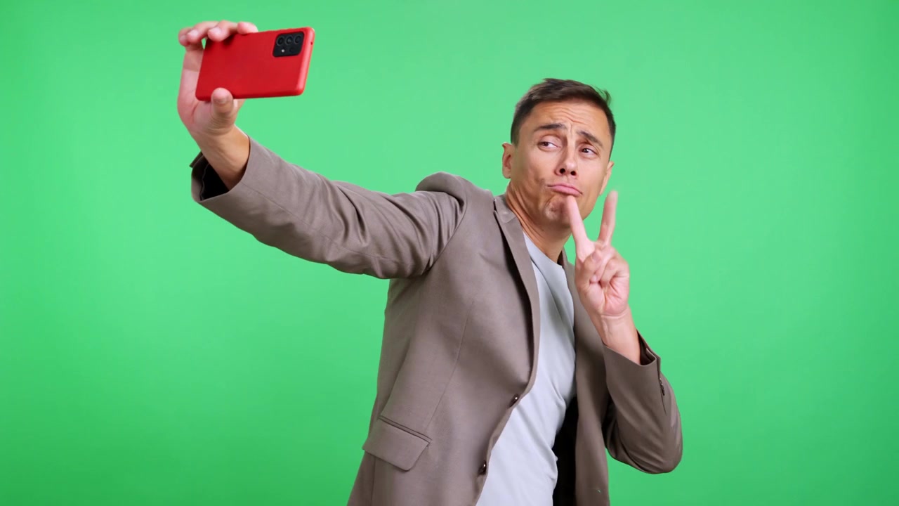Uomo giocoso che si fa un selfie e gioca sullo smartphone