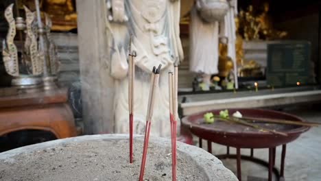 quemando incienso en un templo budista