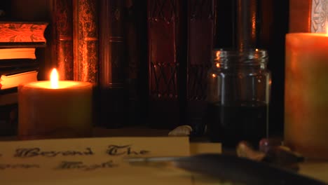 cerrar el fondo de una biblioteca antigua, al lado de un frieplace, con libros antiguos, una pluma, papel viejo, tinta, piedras y velas con llamas parpadeantes, con algo de polvo volando alrededor