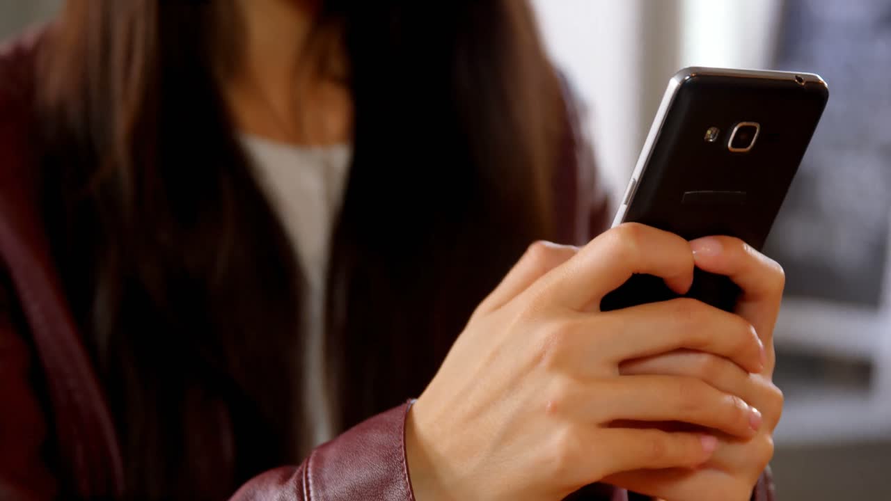 레스토랑 4k에서 휴대폰을 사용하는 여성