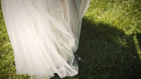 Mujer-Con-Un-Vestido-Blanco-Dando-Vueltas-En-Un-Parque-A-Cámara-Lenta