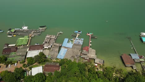 Drone-Aéreo-Del-Pueblo-Pesquero-De-Salek-Phet-En-Las-Montañas-Y-El-Océano-De-Koh-Chang