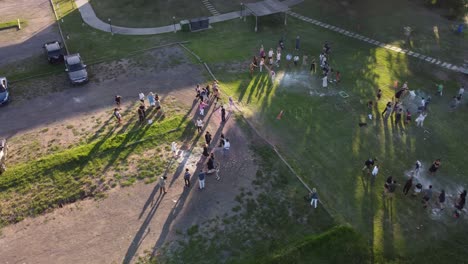 toma aérea en órbita de la celebración de la graduación escolar clásica en argentina con familiares y amigos