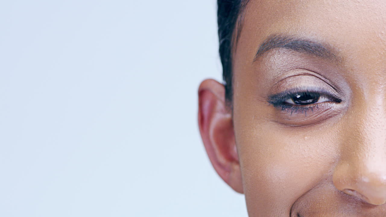 sus ojos brillan de felicidad cuando sonríe