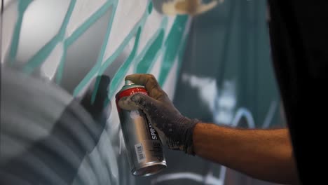 cámara lenta: el hombre está dibujando y pintando con pintura en aerosol y divirtiéndose