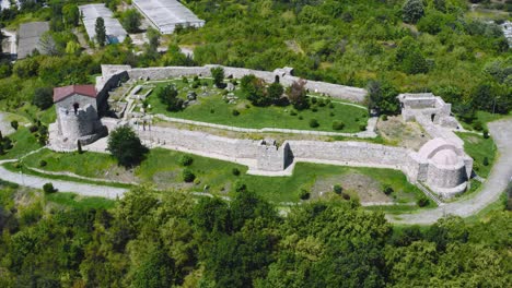 volando de lado sobre la fortaleza de peristera rodeada de bosque verde en peshtera bulgaria