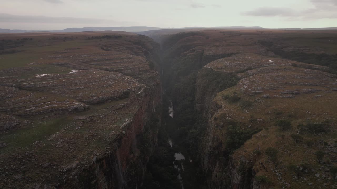 Vista Aerea di un Canyon Profondo con un Fiume che lo Attraversa