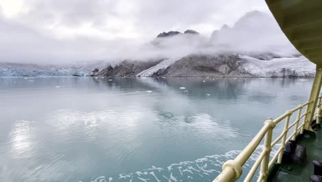 Erstaunliche-Spiegelung-Des-Gletschers-Auf-Dem-Arktischen-Meer-Entlang-Der-Nordküste-Der-Spitzbergeninseln-Vom-Expeditionsboot-Aus