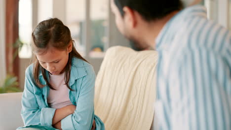 Padre-Enojado-Regañando-A-Su-Hija-En-La-Sala-De-Estar