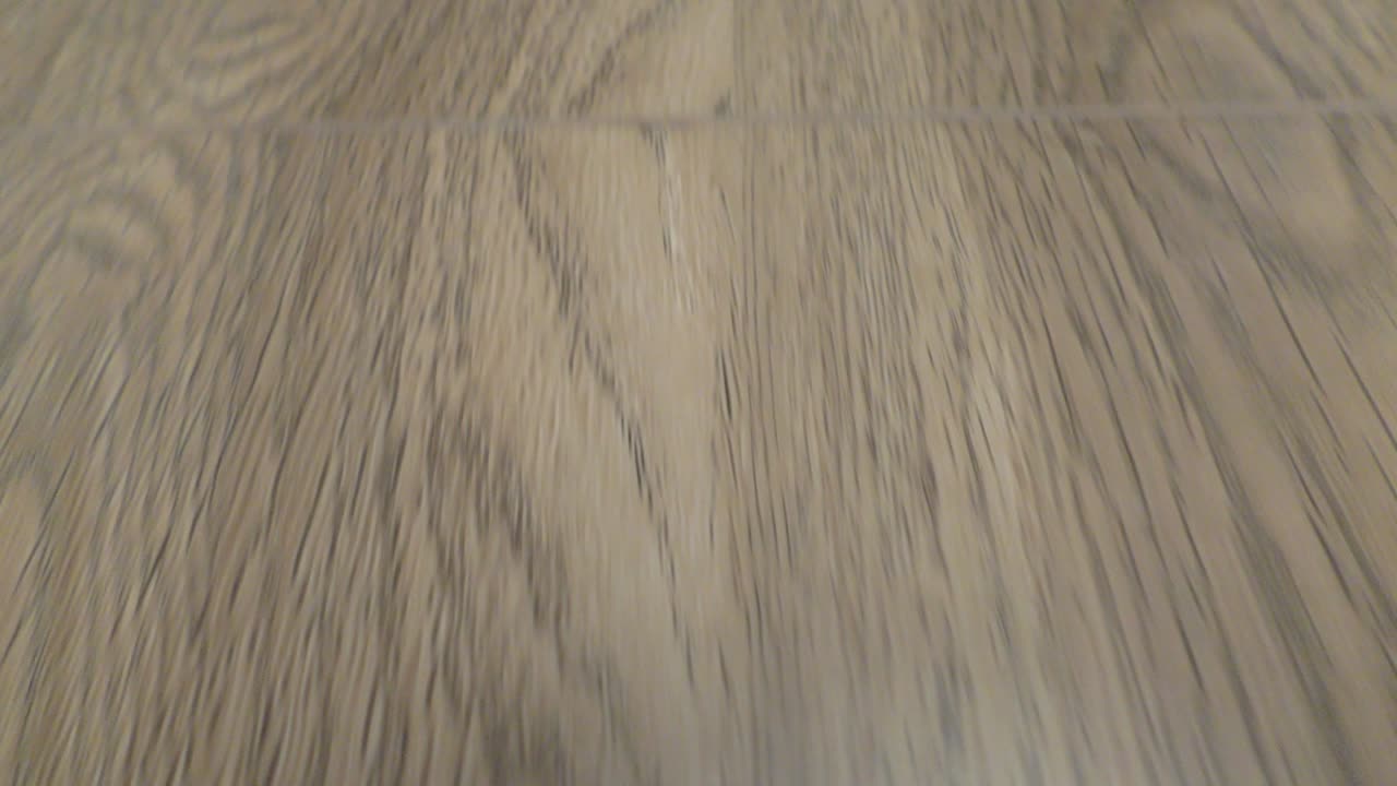 나무 바닥과 바닥은 그것과 일부 얼룩을 통해 가는