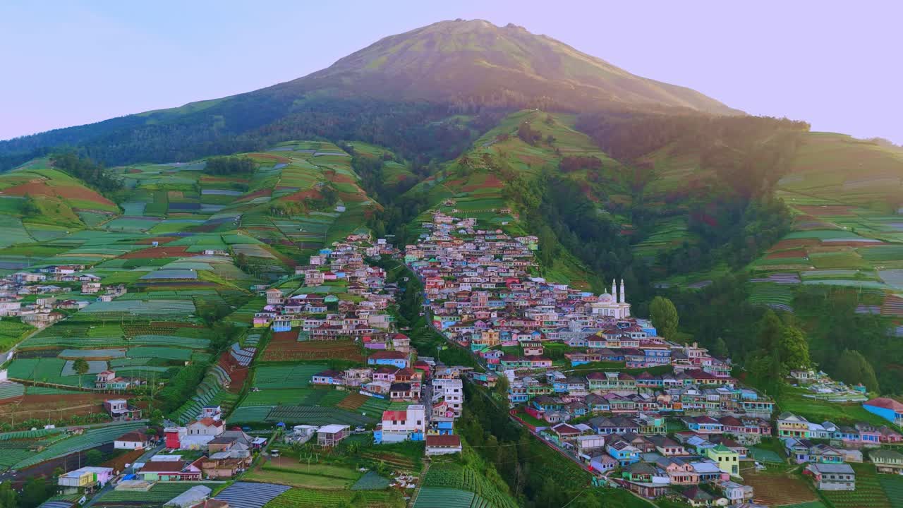 vista aérea de una hermosa mañana en el pueblo de van java en la ladera de la montaña sumbing, indonesia