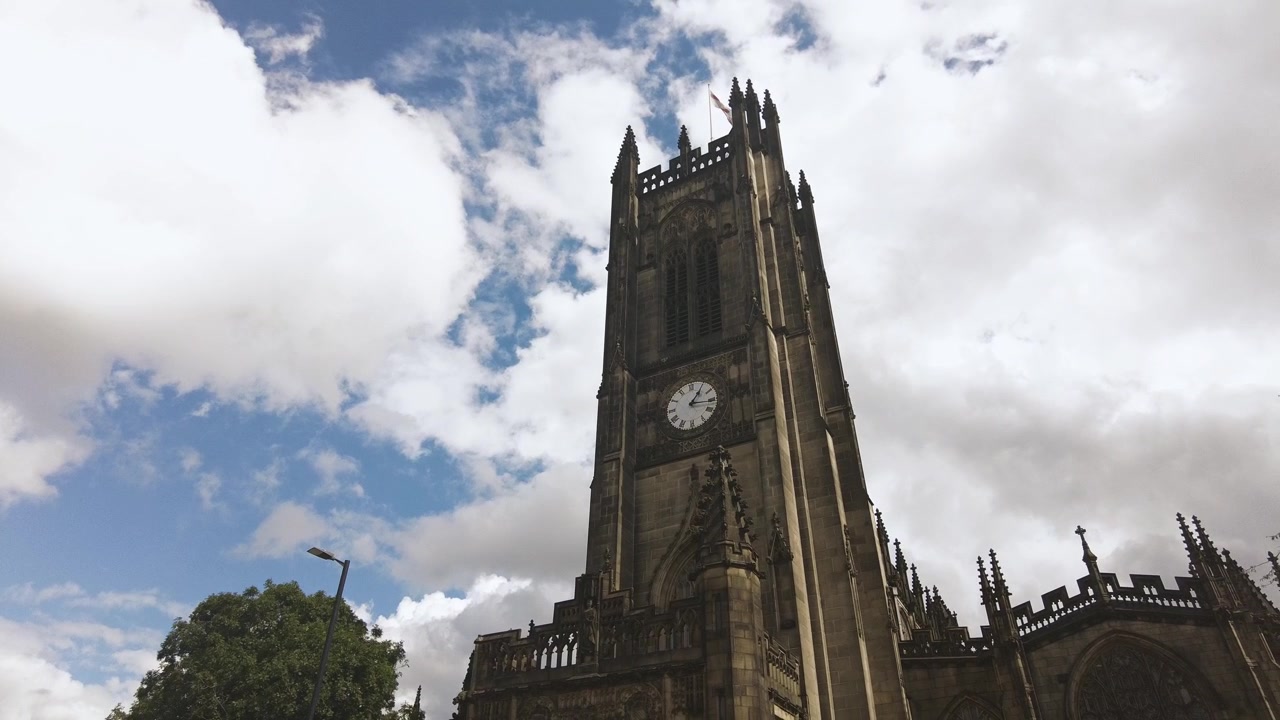 Menara lonceng Katedral Manchester terlihat di siang hari yang cerah.