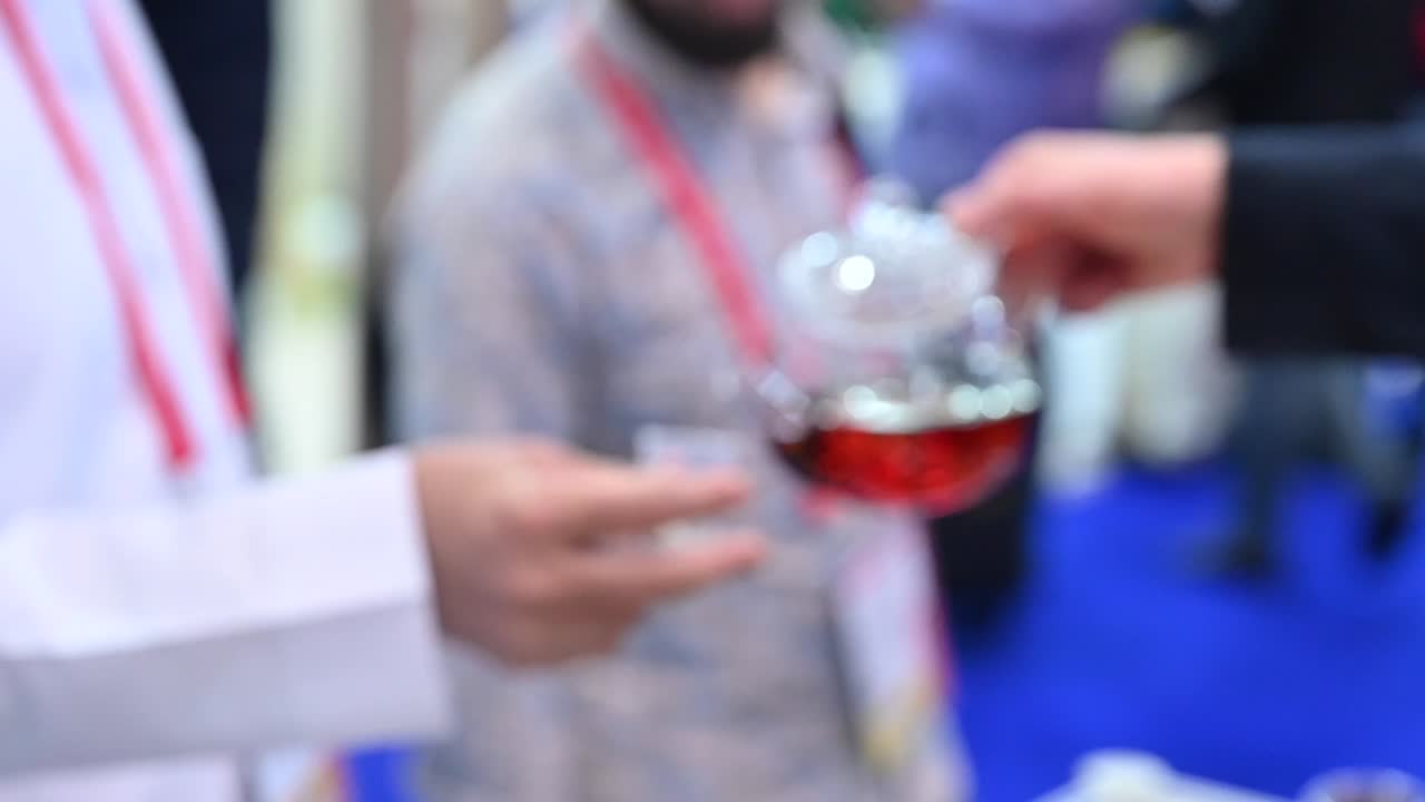 아랍 에미레이트 걸프 식품 전시회에서 무료 차 샘플을 받는 방문객