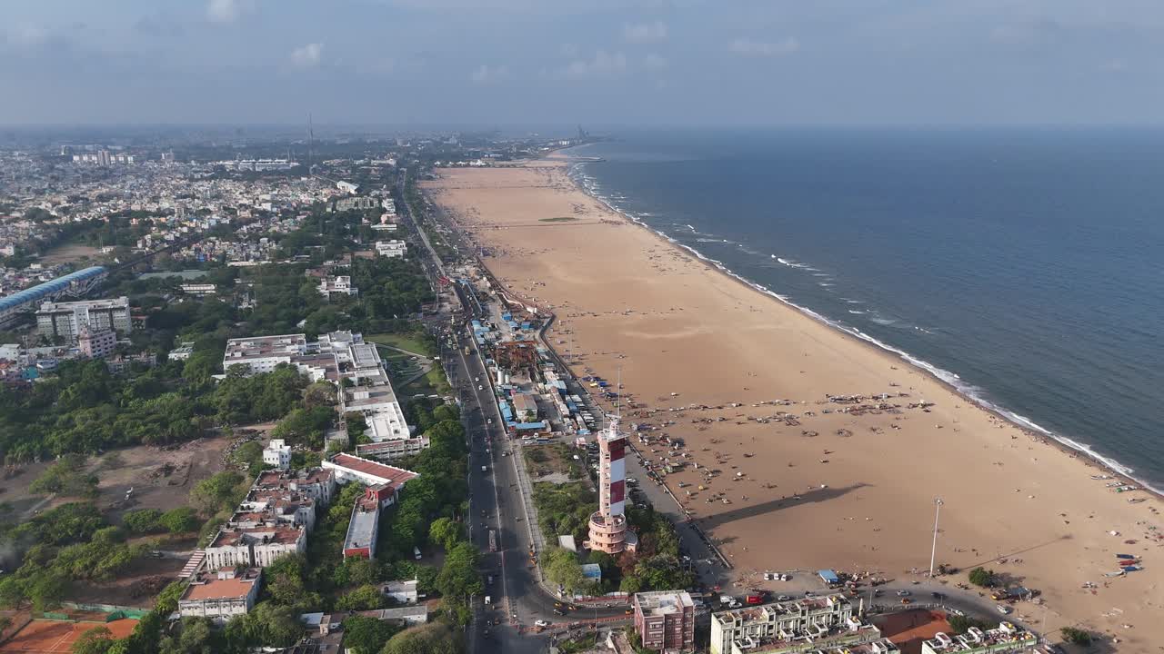 Una vista mozzafiato all'ora d'oro del Faro di Chennai a Marine Beach con la folla sottostante