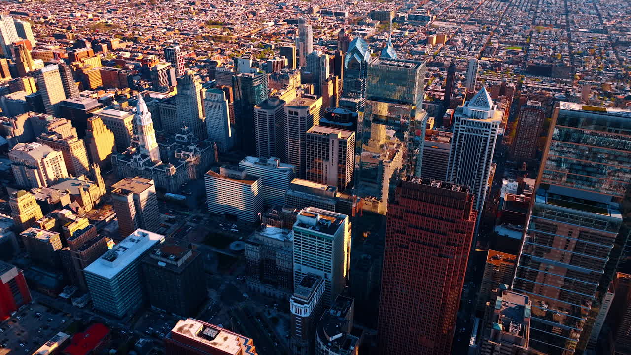 Philadelphia, USA, 24. april 2026: Luftfoto af Center City Philadelphia ved den gyldne time. Skråt luftfoto af Center City Philadelphias skyline, Rådhuset, tæt gadenet, sent eftermiddagslys.