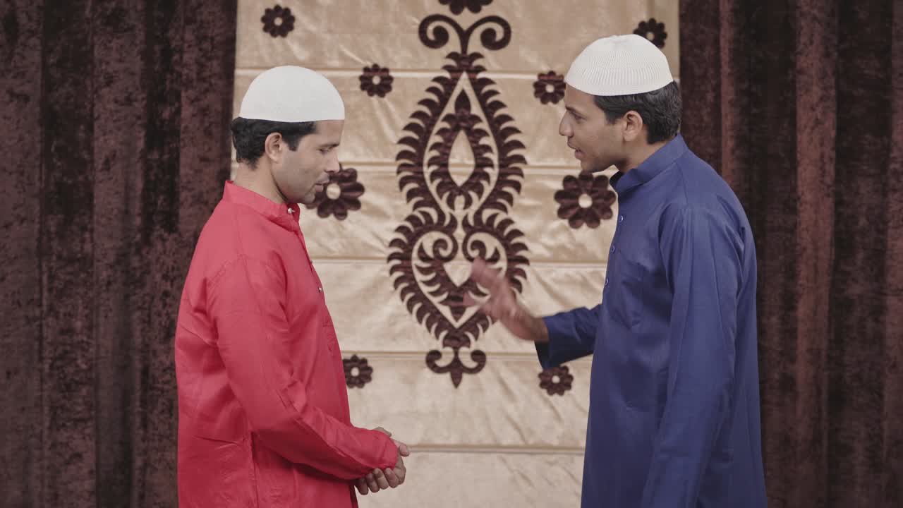 무슬림 남자가 친구에게 화를 내고 있습니다.