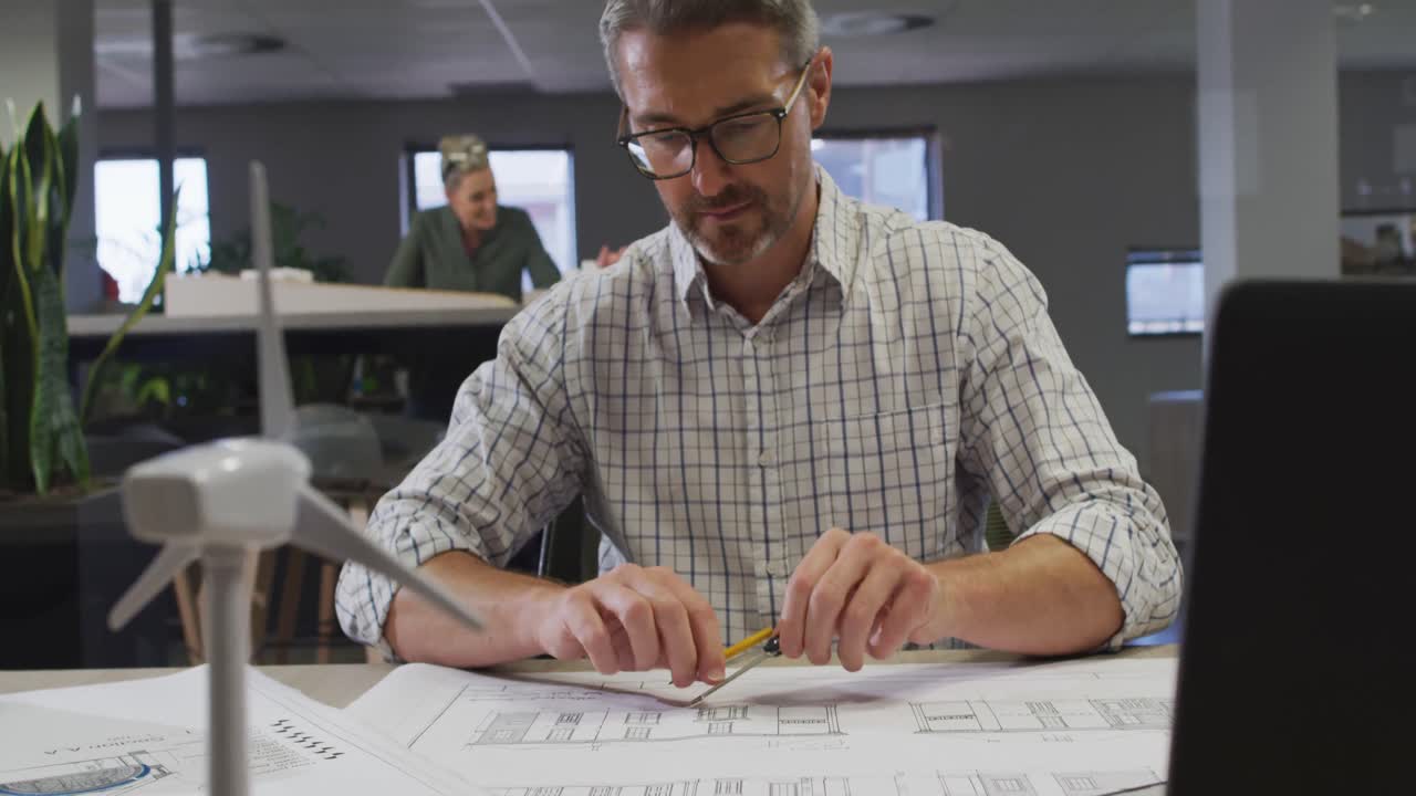 video de un diseñador caucásico enfocado trabajando en un proyecto