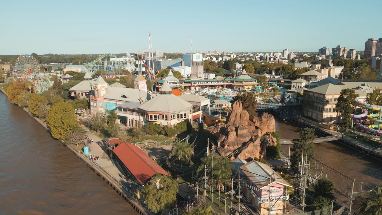 아르헨티나 티그레의 코스타 공원에 있는 몬타냐 루사 "엘 비지아" 롤러코스터의 공중 전망