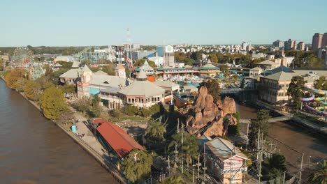 vista aérea de la montaña rusa "el vigia" en el parque costa en tigre, argentina