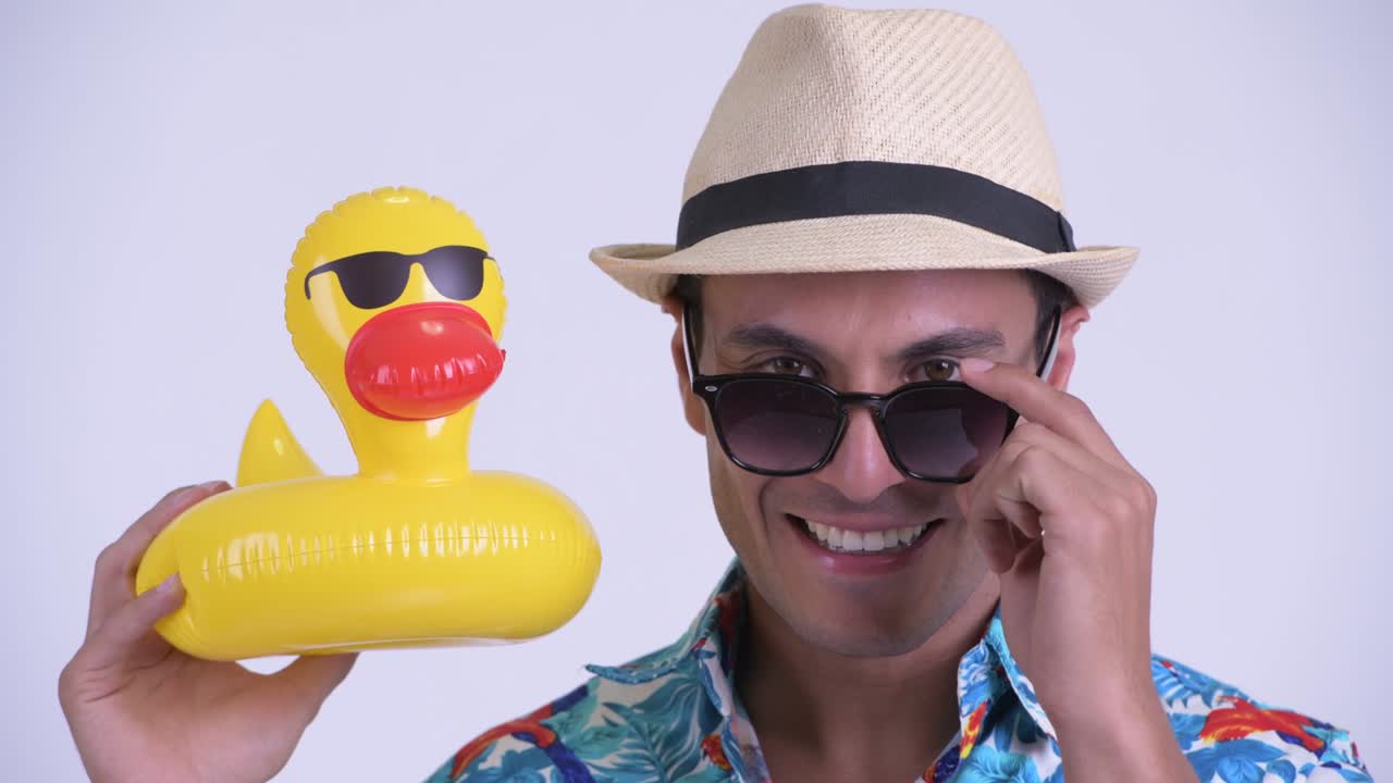 젊은 잘생긴 히스패닉 관광객이 휴가를 준비하고 있습니다.