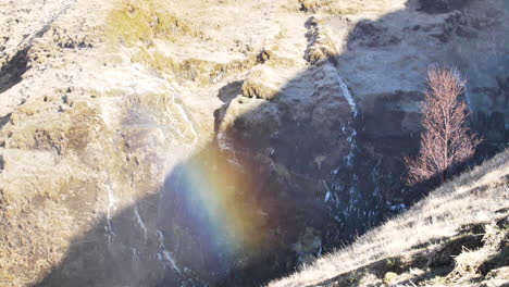 Regenbogen-über-Wasserfall-In-Island