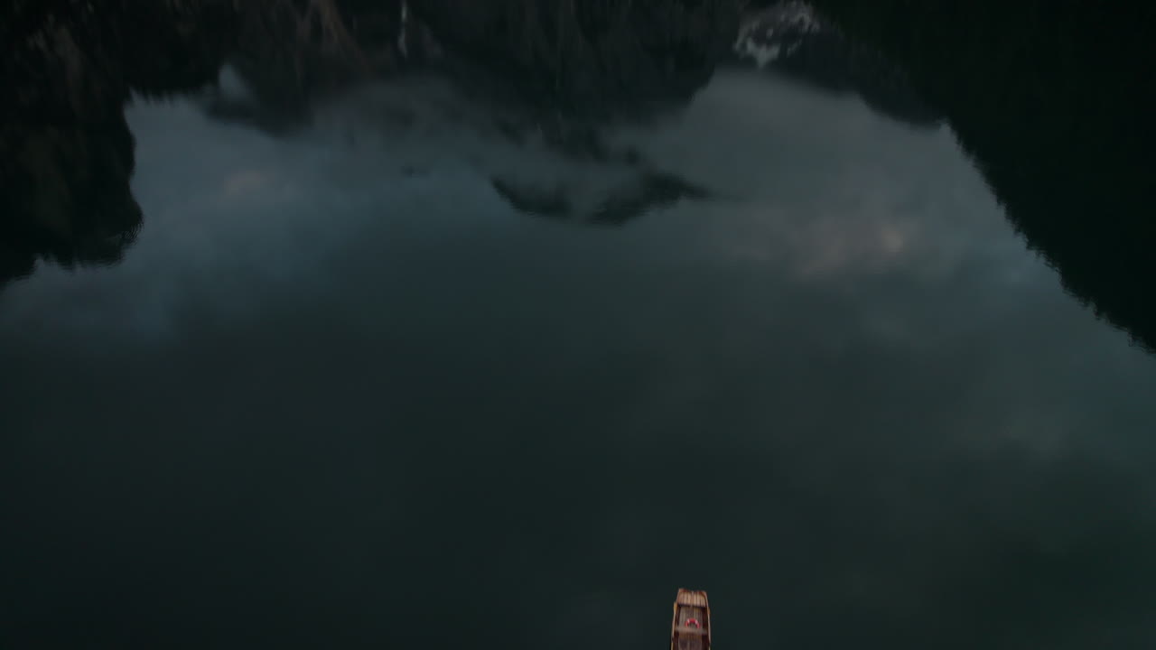 полет беспилотника над живописным прагзер вильдзее, объект всемирного наследия юнеско, италия