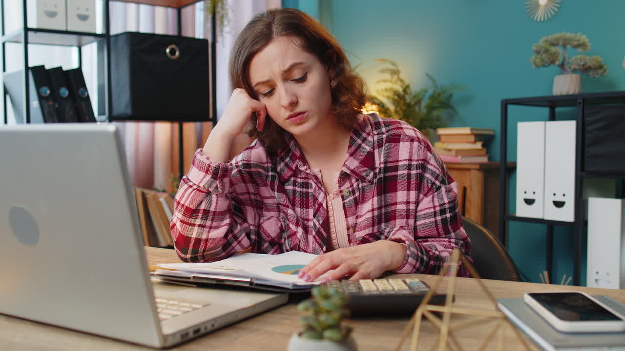 mujer agotada y agotada analizando papeles gráficos contabilidad pagos calculando gastos mensuales