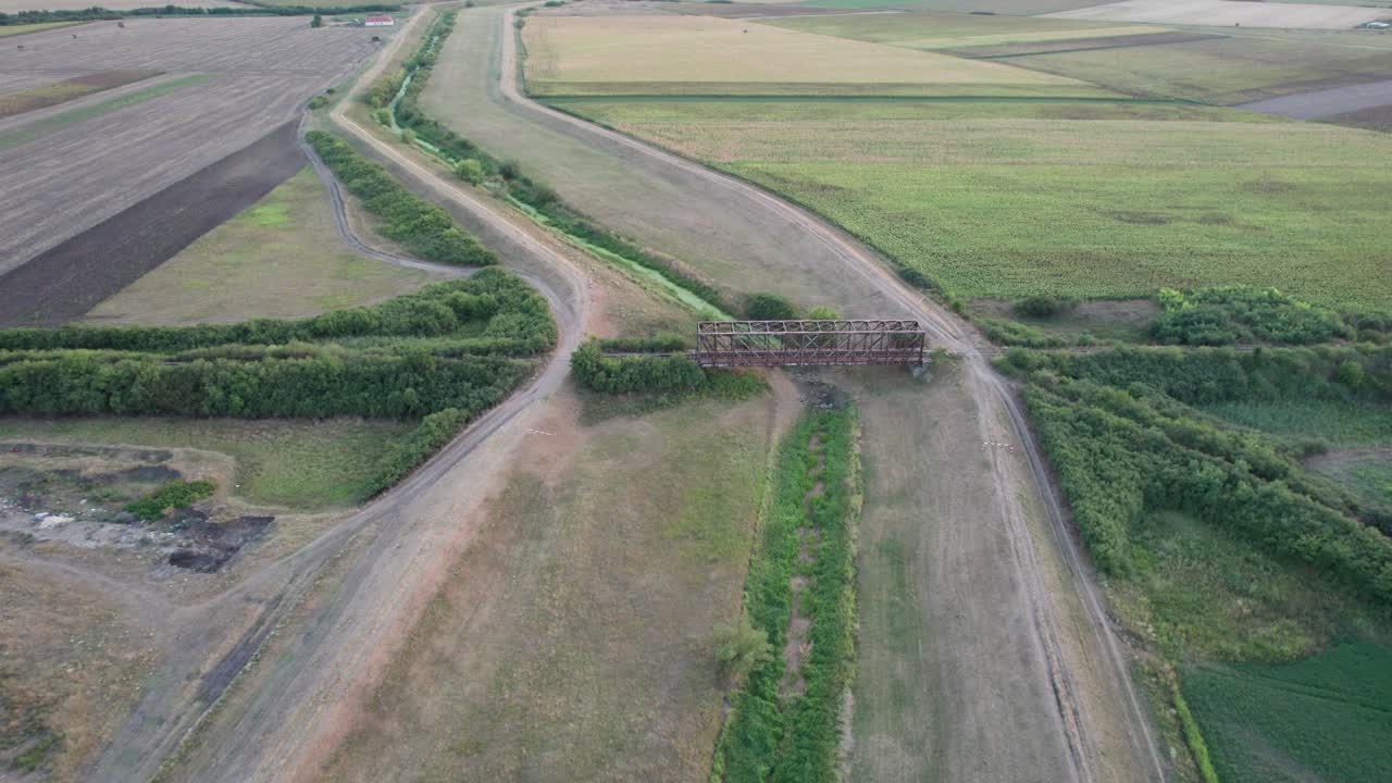 llegada rápida de drones al puente de tren de hierro oxidado abandonado exploración urbana