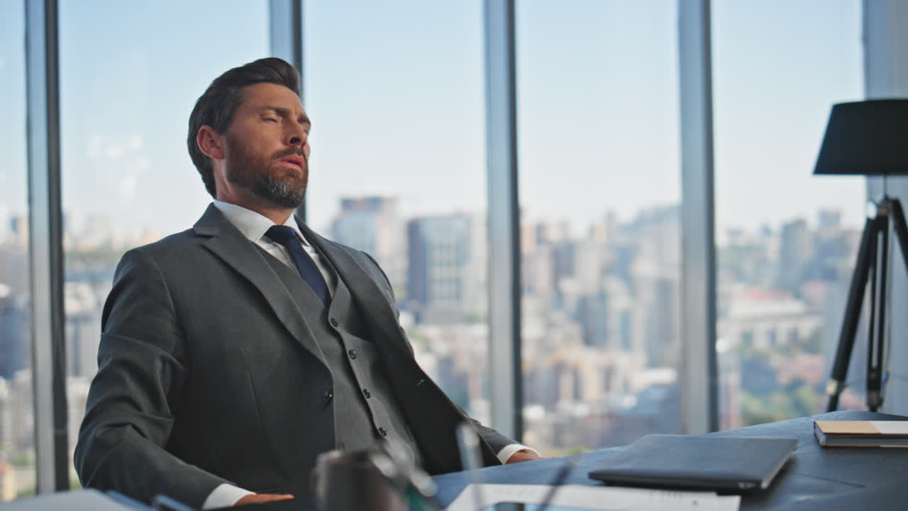 gerente estresado comprobando el teléfono inteligente leyendo malas noticias. ejecutivo infeliz piensa